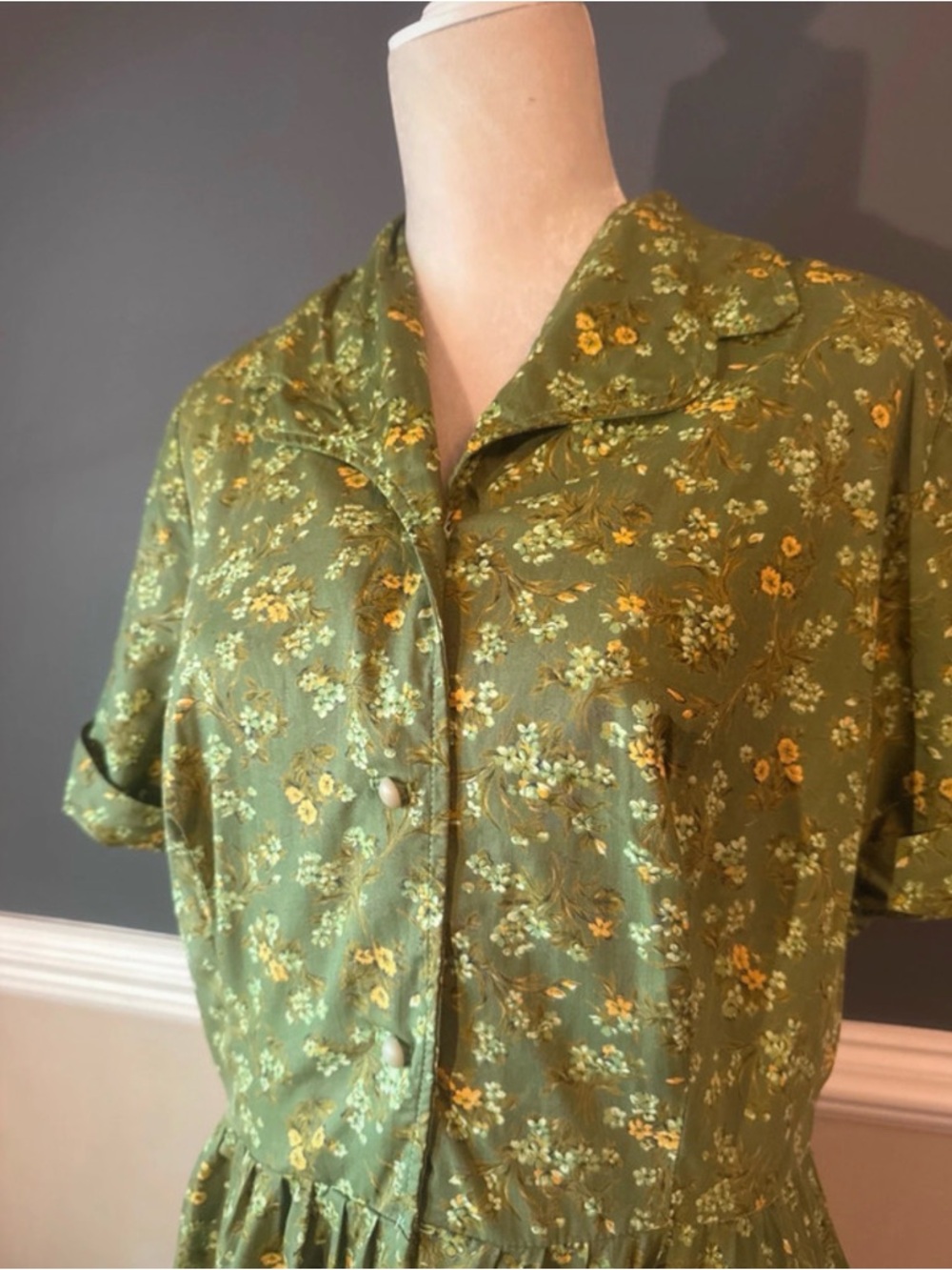 Authentic vintage 1950 - 1960’s Green floral house dress